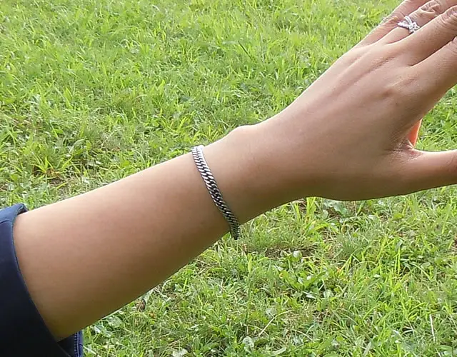 TGK-1-BB-21を青色の服を着た女性が装着している写真(1)