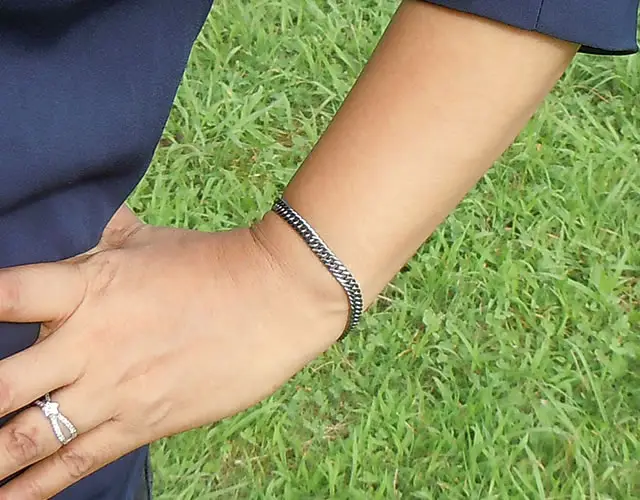 TGK-1-BB-21を青色の服を着た女性が装着している写真(2)